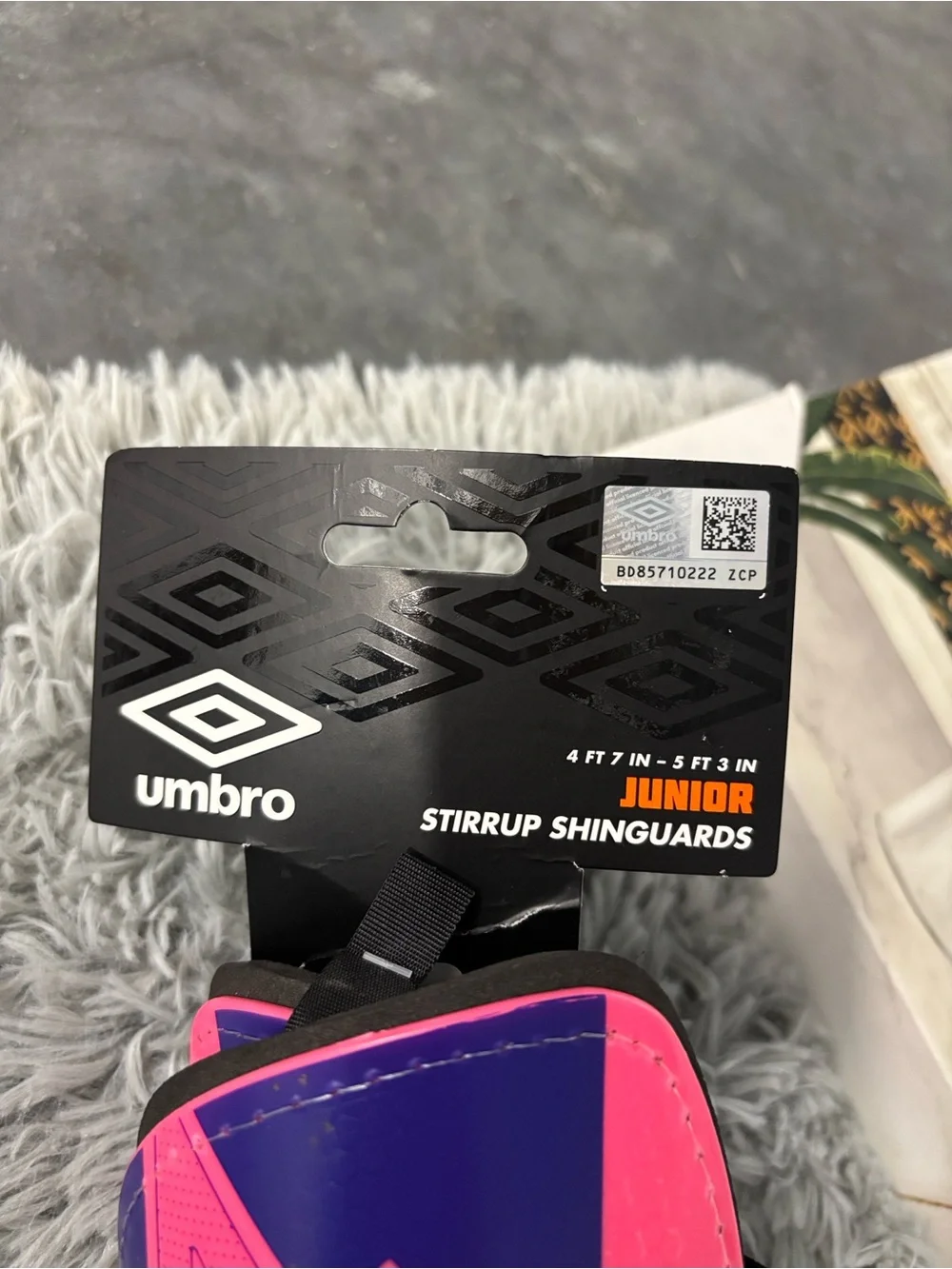NWT Umbro Black Stirrup Shin Guard Sleeves with Neon Pink Purple Accents Junior